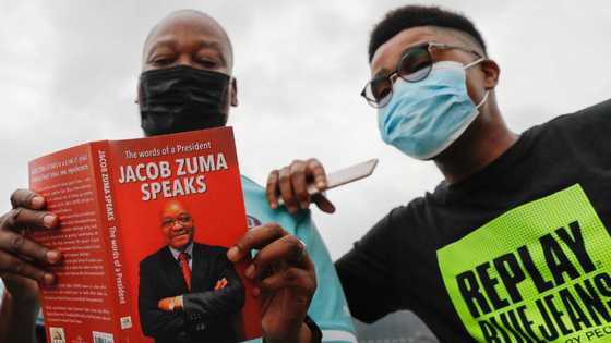 "Selling like cupcakes": South Africans make fun of Jacob Zuma selling 2 000 copies of his tell all book