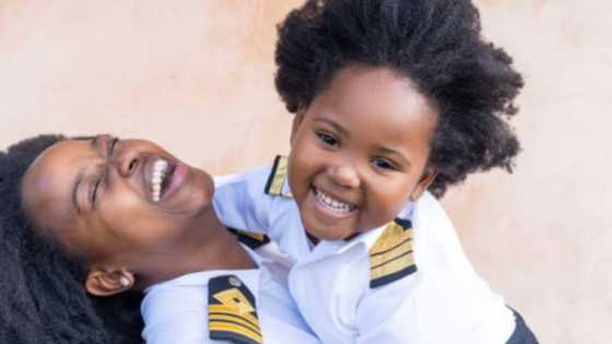 Sweet little girl dresses like ship navigator mom for career day: "Captain Sama"