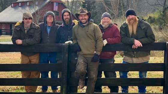 Barnwood Builders cast and characters