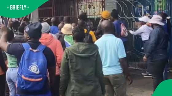 "They should be charged": Protesters try to break open barred shop despite SAPS presence in TikTok video