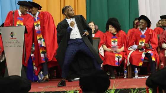 Young man ushers in UKZN spring graduation with trending roboto amapiano challenge on stage: “kwasuka lokho”