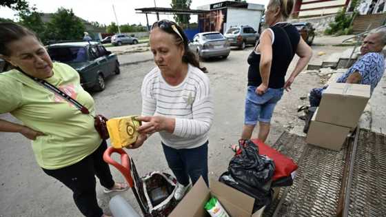 Desperate Ukrainians risk Russian shelling in food queues