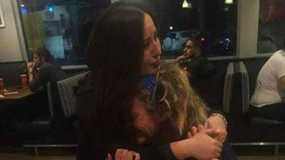 Kind lady buys warm meal for homeless woman who was asking people for leftovers, tears of joy flow