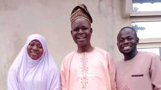Man and his wife visit primary school teacher, many react as they celebrate him on social media