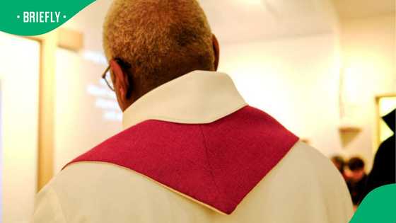 Chaos erupts in Gqeberha church as police usher Methodist priest away from the pulpit: Mzansi reacts