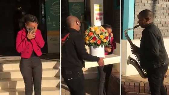 Man surprises girlfriend with flowers and saxophonist at work for her birthday: “Bae of the Year”