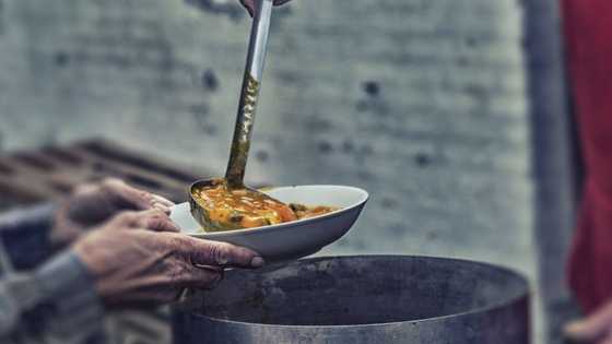 "Siyabonga": Man shares wholesome video preparing meals, giving to the poor