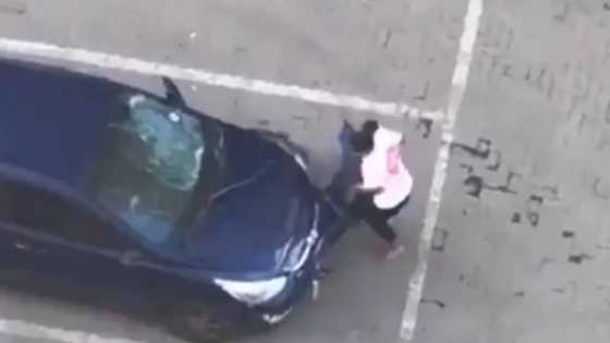 Hai ngeke: SA responds to clip of very strong lady breaking bae's car