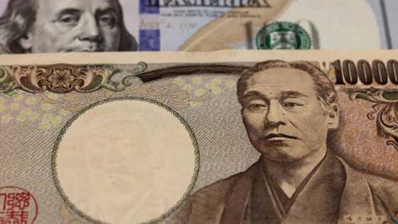 Yen hits lowest level against dollar since 1990