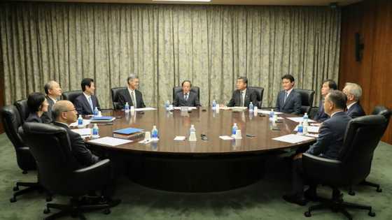 Japan sticks to ultra-loose monetary policy
