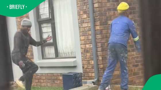 Woman films 2 workers dancing to amapiano in TikTok video