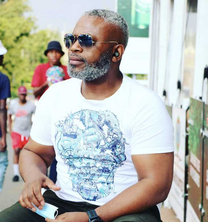 south-africa-gives-kwaito-legend-mduduzi-m-du-masilela-his-flowers